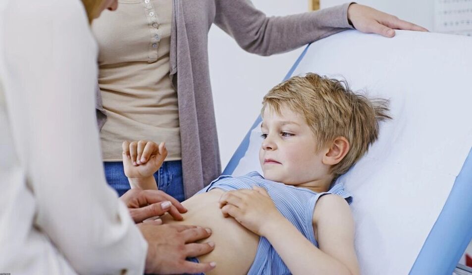 αναγνώριση παρασίτων από γιατρό σε ένα παιδί